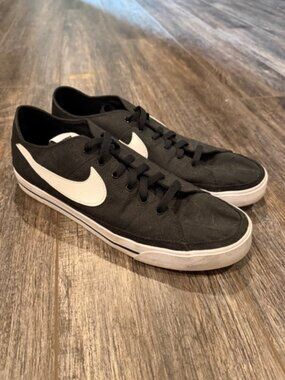 Nike Classic Black and White casual shoes Sz12